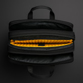 "نمای جانبی کیف لپ تاپ کاترپیلار مدل CAT-150 در حالت دستی، با پارچه ضدآب و فضای داخلی جادار – انتخابی حرفهای برای حمل لپتاپ | AbtinPC"