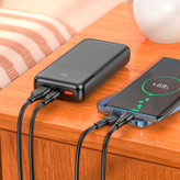 پاوربانک هوکو J121A در حال شارژ سریع گوشی با خروجی 22.5 وات