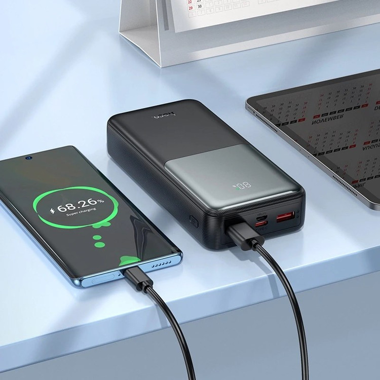 پاوربانک HOCO J136A در حال شارژ همزمان چند دستگاه دیجیتال با پشتیبانی از فناوری شارژ سریع