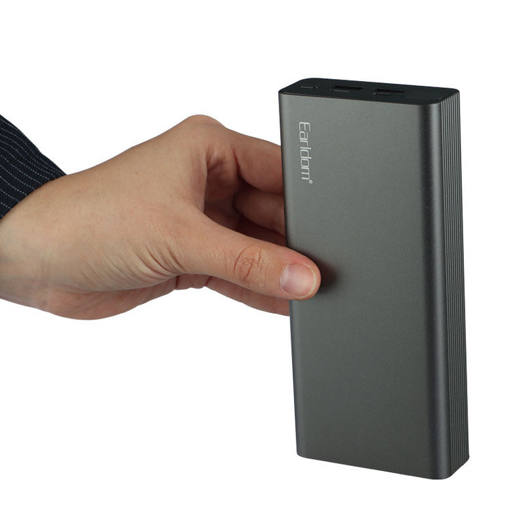 اندازه واقعی پاوربانک ارلدام PD22 در دست کاربر برای نمایش ابعاد فیزیکی