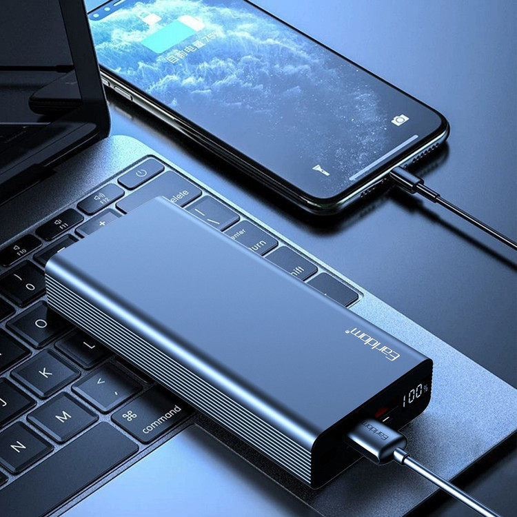 پاوربانک ارلدام PD22 در حال شارژ همزمان موبایل و تبلت با دو خروجی USB