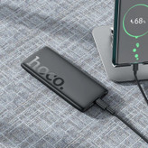 پاوربانک هوکو 10000 میلیآمپر مدل J122 در حال شارژ گوشی هوشمند با قابلیت Power Delivery و نمایشگر LED