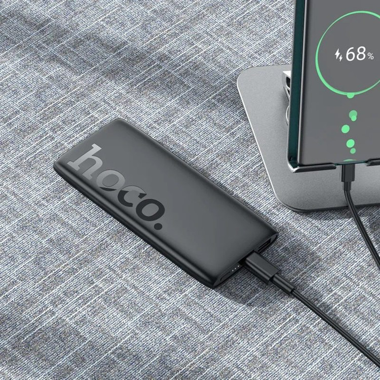 پاوربانک هوکو 10000 میلیآمپر مدل J122 در حال شارژ گوشی هوشمند با قابلیت Power Delivery و نمایشگر LED