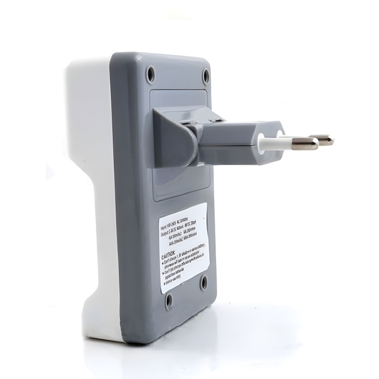 نمای بغل شارژر باتری HA-804 با دوشاخه تاشو و طراحی جمعوجور قابل حمل